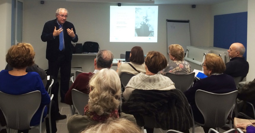 El Dr. Josep Vergés explicando los objetivos de OAFI en el centro Esplai Bonanova de la Obra Social la Caixa