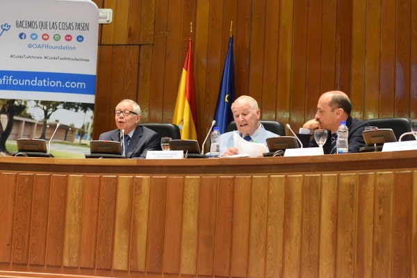El Sr. Julio Sánchez Fierro (AEDS), el Dr. Antonio García (IFTH) y el Sr. Fernando Vicente (IMSERSO)
