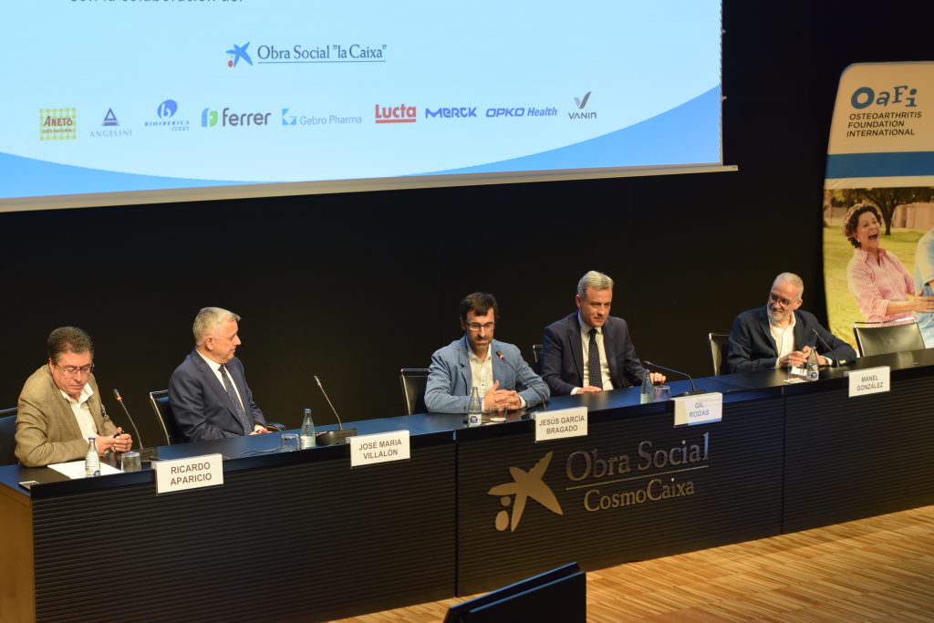 La mesa sobre artrosis y deporte en la que participaron el Dr. José María Villalón (Club Atlético de Madid) y el Dr. Gil Rodas de l Barça Innovation Hub; y los exatletas Jesús García Bragado y Manel González