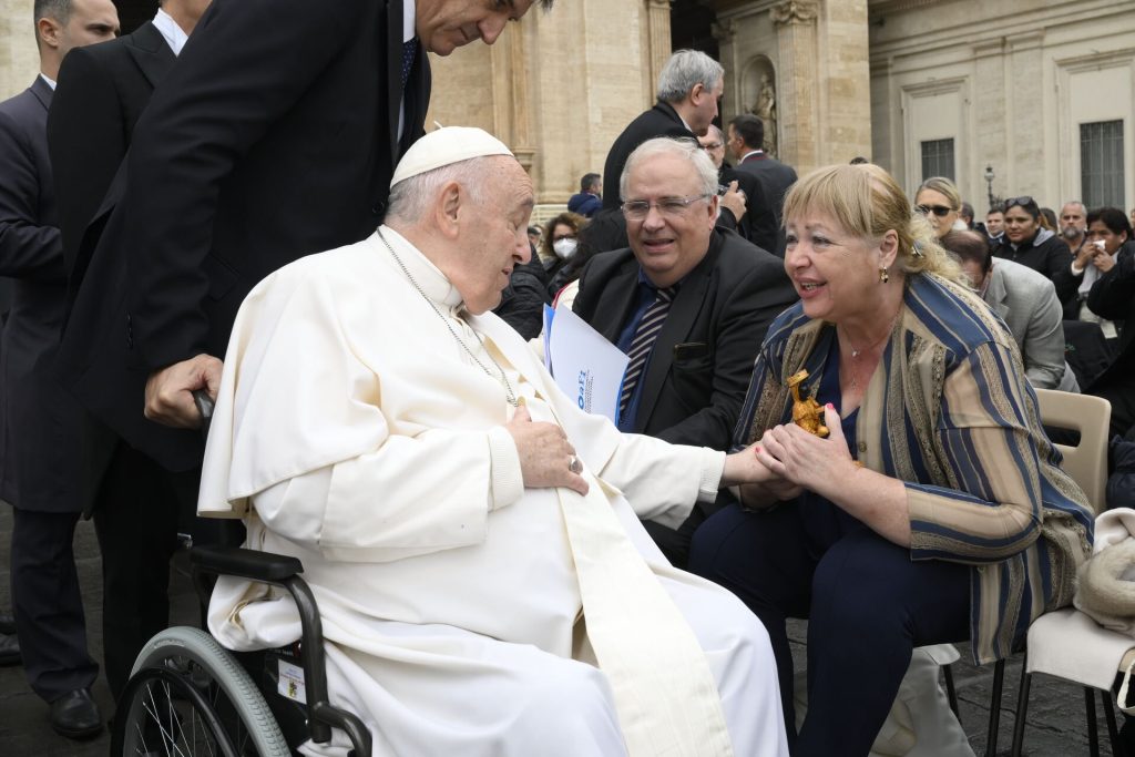 OAFI, en representación de los pacientes con artrosis, es recibida en el Vaticano