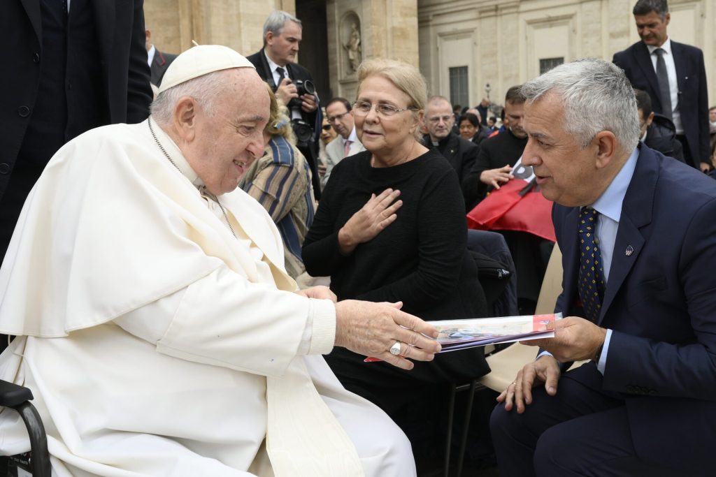 OAFI, en representación de los pacientes con artrosis, es recibida en el Vaticano